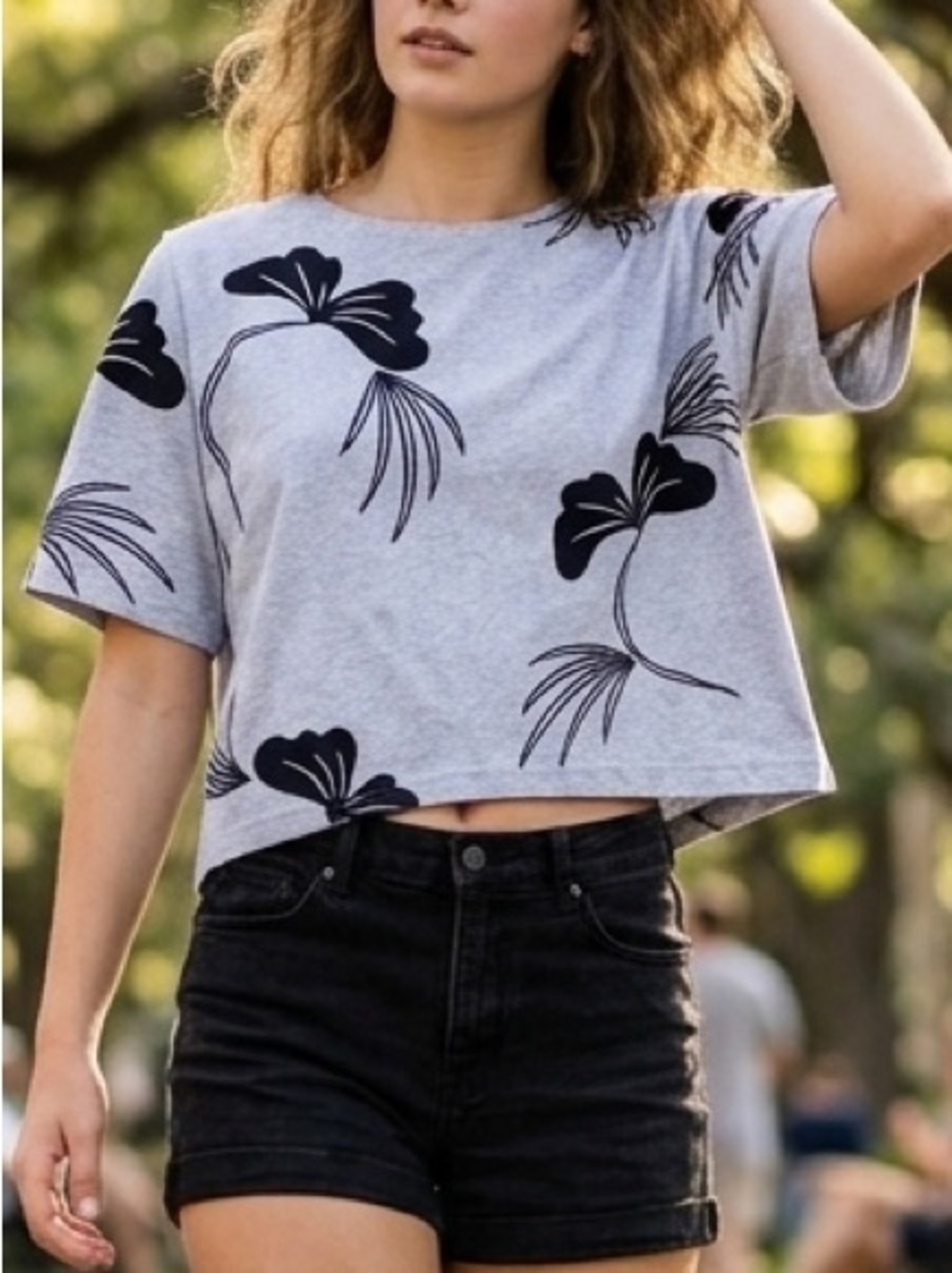 M. Mac gray and black ginko floral pattern tee shirt